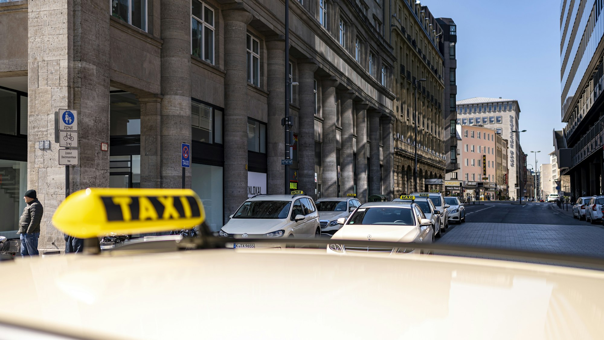 Taxis stehen in zwei Reihen an der Straße.