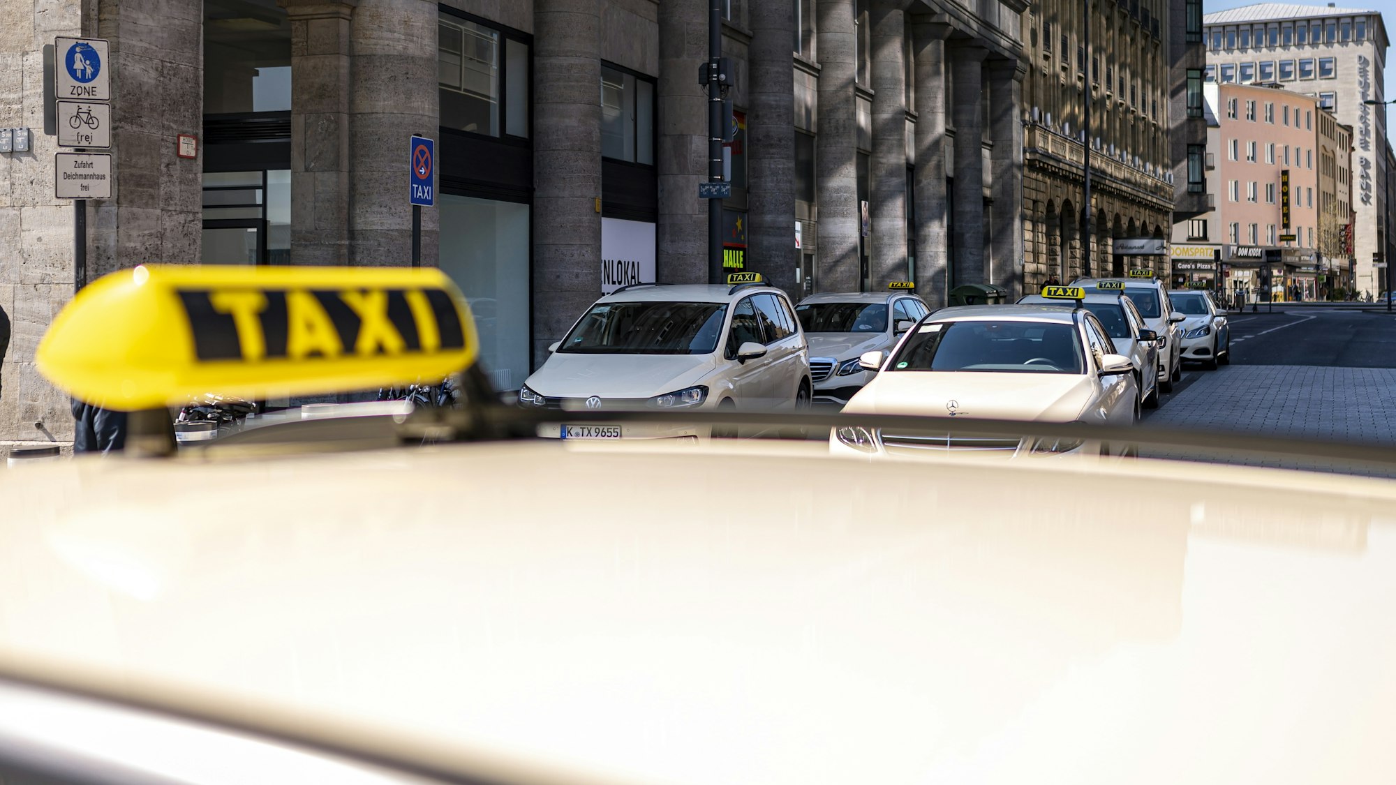 Mehrere Taxis stehen am Kölner Hauptbahnhof. Nun bekommt Taxi-Ruf in Köln einen weiteren Konkurrenten.
