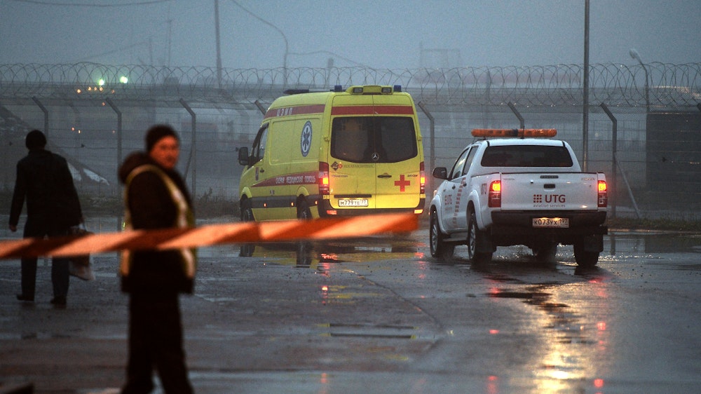 Rettungskräfte konnten mehrere Überlebende bergen (hier ein Archivfoto von einem Rettungseinsatz am Moskauer Flughafen).