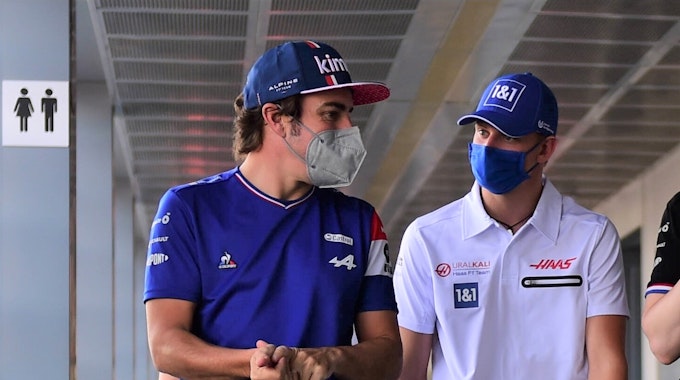 Fernando Alonso (l.) und Mick Schumacher unterhalten sich