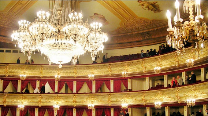 Innenansicht des Bolschoi-Theaters in Moskau, Foto vom 22. Mai 2004, wurde Schauplatz einer besonderen Tragödie. Ein Künstler geriet unter eine Bühnendekoration und wurde erdrückt.