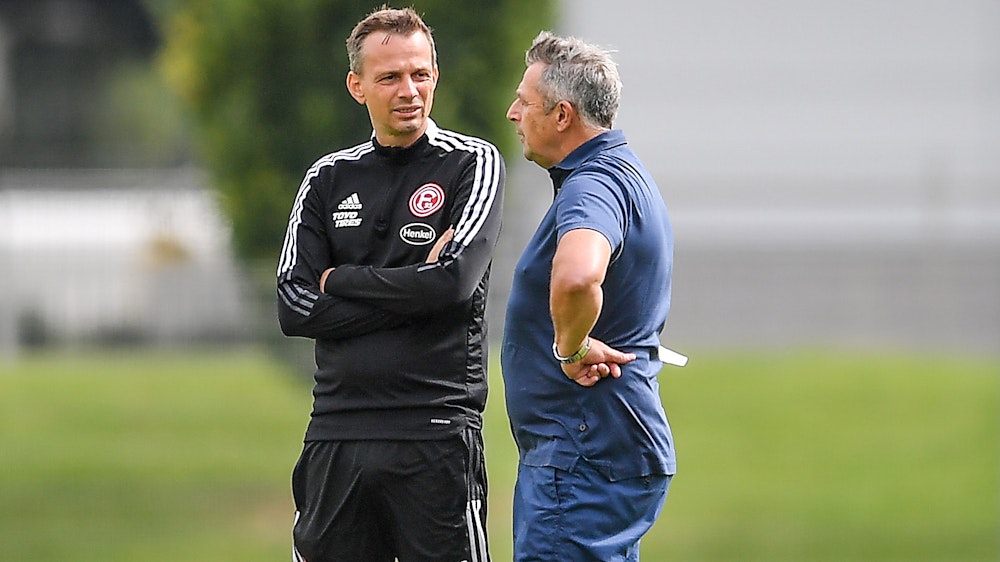 Fortuna Düsseldorfs Vorstand Klaus Allofs (r.) und Trainer Christian Preußer im Gespräch auf dem Trainingsplatz.