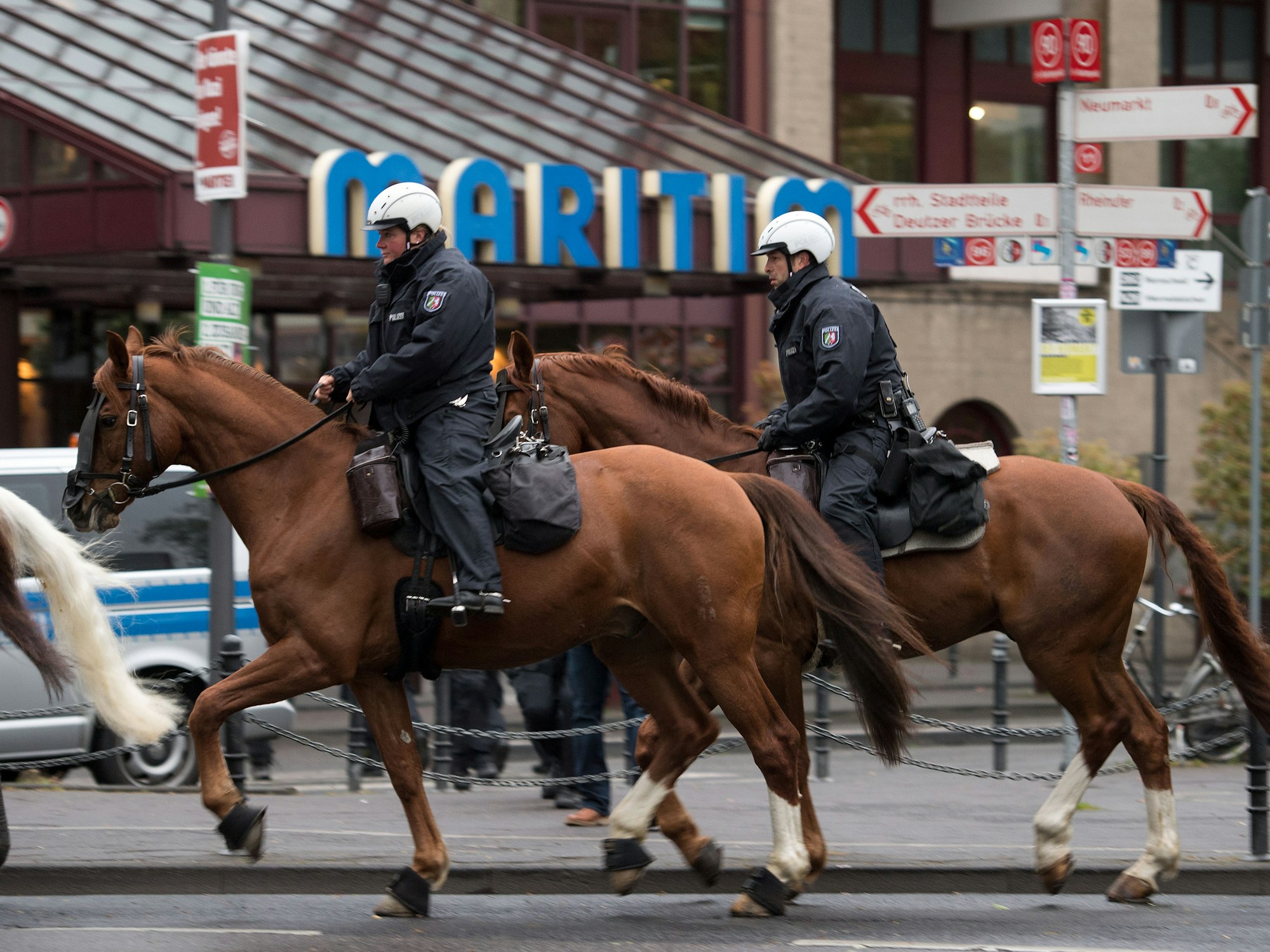 Polizisten der Reiterstaffel patrouillieren am 22.04.2017 vor dem Hotel Maritim in Köln vor Beginn des AfD-Bundesparteitags.