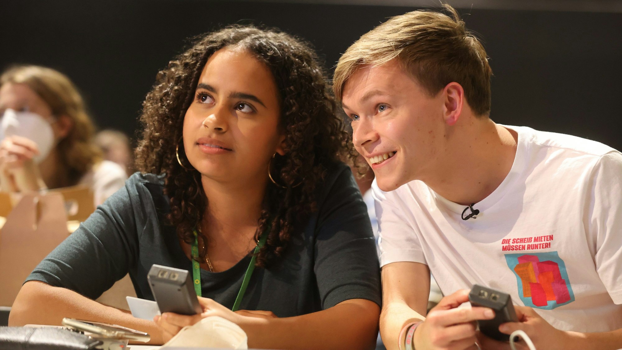 Sarah-Lee Heinrich (l) und Timon Dzienus freuen sich nach ihrer Wahl als Bundessprecher der Grünen Jugend. Die Wahl fand am 9. Oktober 2021 in Erfurt statt.