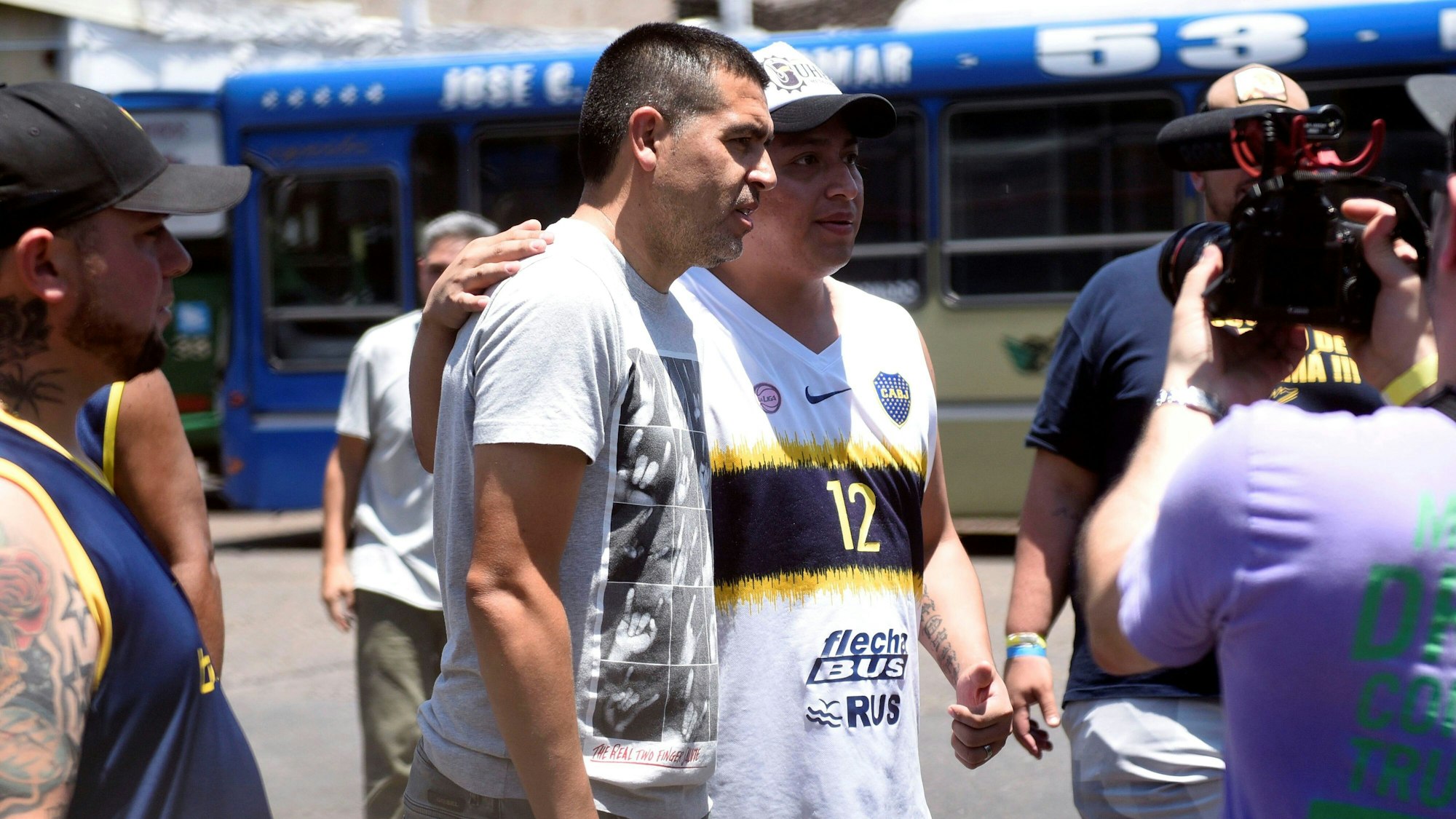 Juan Román Riquelme posiert mit Fans der Boca Juniors.