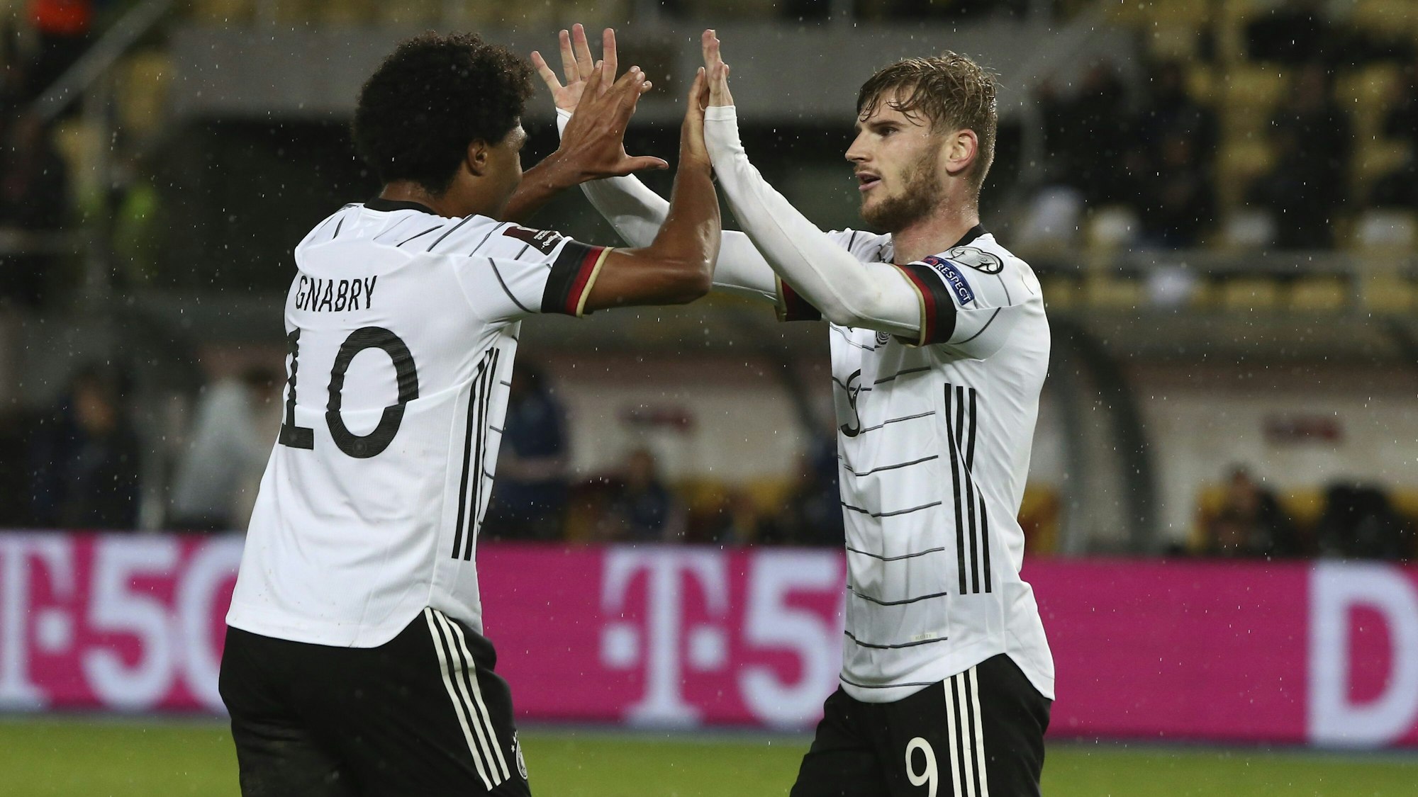 Timo Werner bejubelt mit Serge Gnabry seinen Treffer zum zwischenzeitlichen 2:0 in Nordmazedonien.