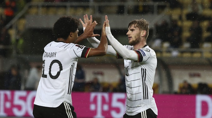 Timo Werner bejubelt mit Serge Gnabry seinen Treffer zum zwischenzeitlichen 2:0 in Nordmazedonien.