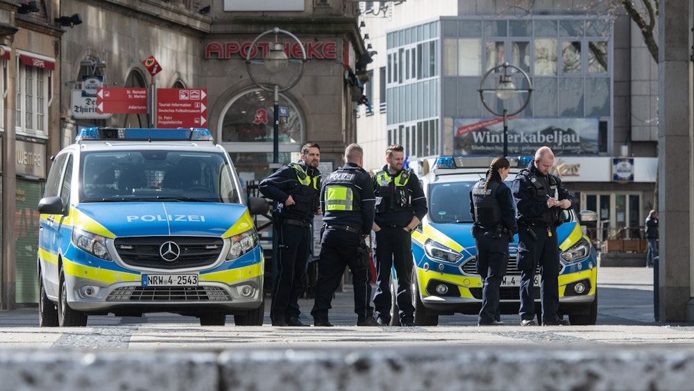 Die Polizei Dortmund (hier ein Archivfoto von einem Einsatz) fahndet nach den flüchtigen Angreifern.