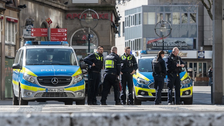 Die Polizei Dortmund (hier ein Archivfoto von einem Einsatz) fahndet nach den flüchtigen Angreifern.