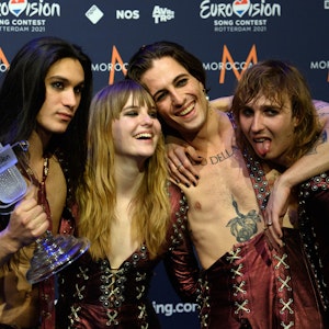 Gitarrist Ethan (l-r), Bassistin Victoria, Sänger Damiano und Gitarrist Thomas von der Band „Maneskin“ (Italien) freuen sich nach dem Gewinn des Eurovision Song Contest (ESC) während eines Fotocalls.