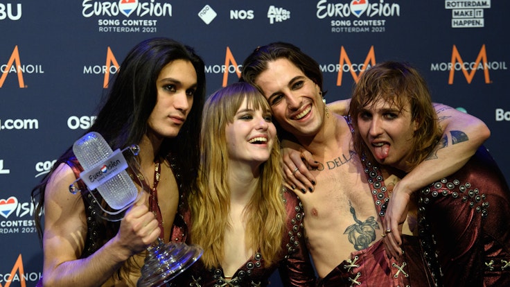 Gitarrist Ethan (l-r), Bassistin Victoria, Sänger Damiano und Gitarrist Thomas von der Band „Maneskin“ (Italien) freuen sich nach dem Gewinn des Eurovision Song Contest (ESC) während eines Fotocalls.