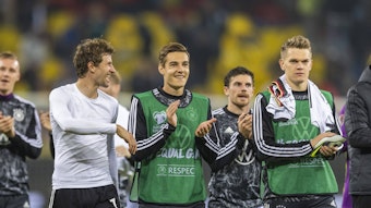 Florian Neuhaus (2. v. l.), Jonas Hofmann und Matthias Ginter (r.) von Borussia Mönchengladbach, hier nach dem WM-Qualifikationsspiel gegen Rumänien am 8. Oktober 2021 mit Teamkollege Thomas Müller (l.) beim Applaudieren.