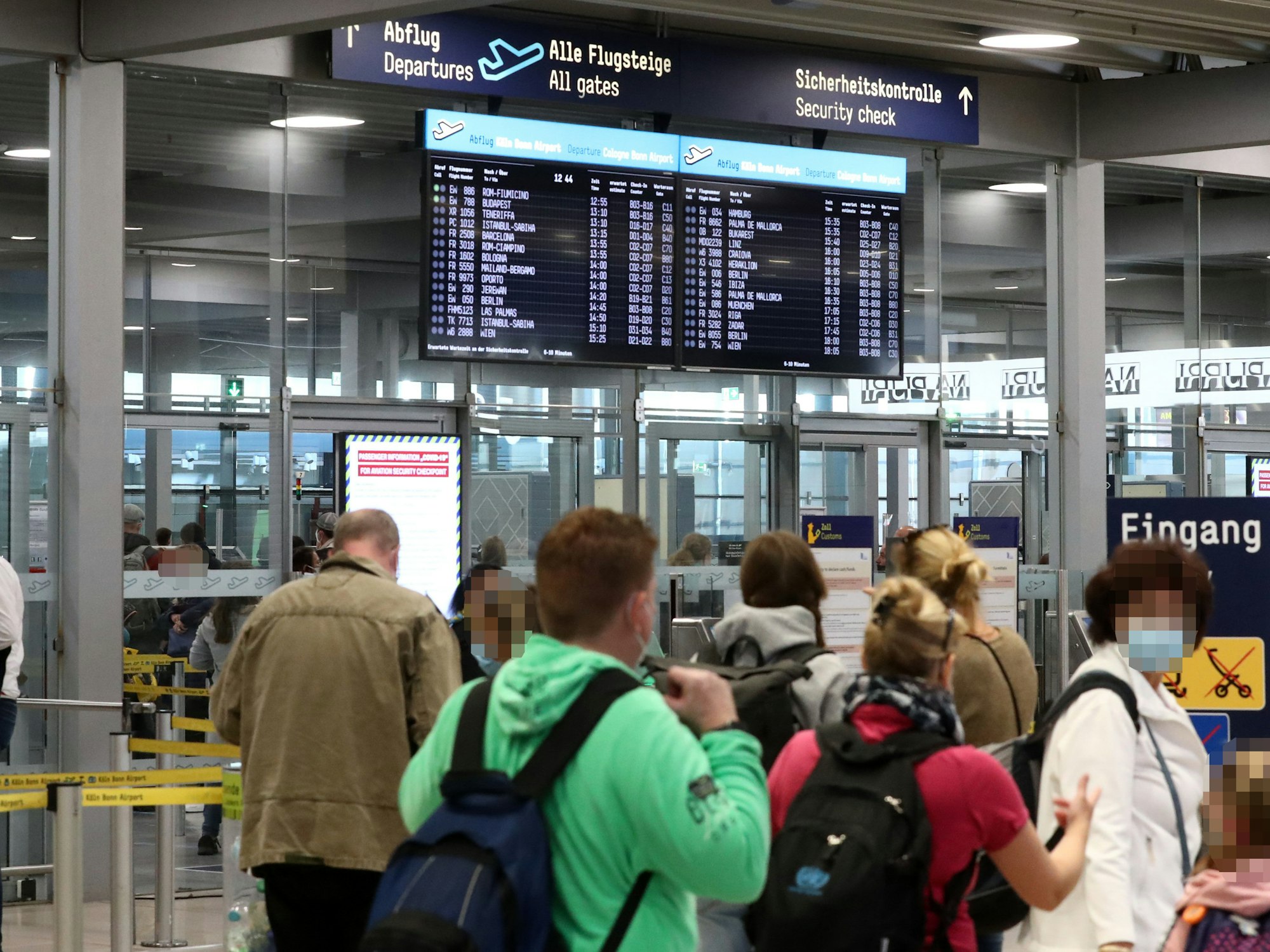 Flughafen Köln/Bonn: Reisewelle der Gäste vor der Sicherheitskontrolle