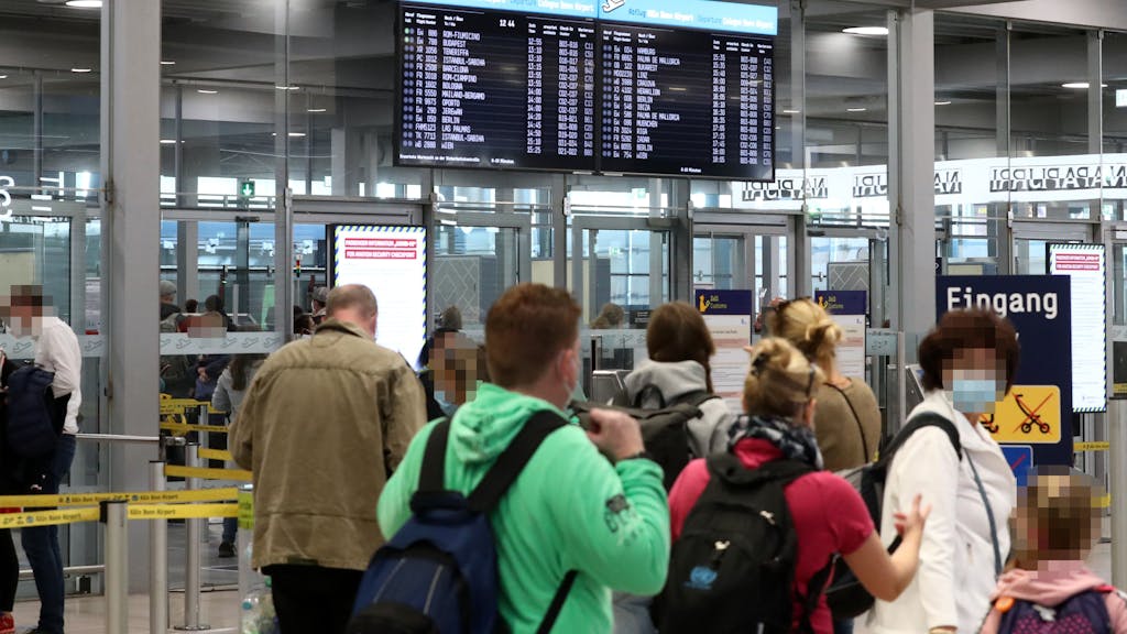Flughafen Köln/Bonn: Reisewelle der Gäste vor der Sicherheitskontrolle