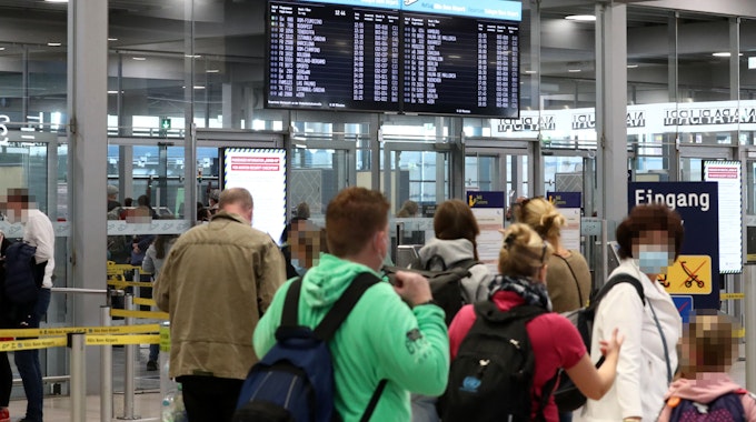 Reisende am Flughafen Köln-Bonn.