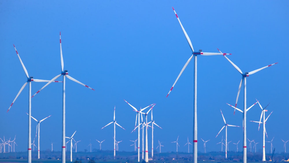 Windräder drehen sich nach Sonnenuntergang in einem Windpark. In einem ersten Schritt sollen auf der dänischen Strom-Insel 200 Windräder aufgestellt werden.