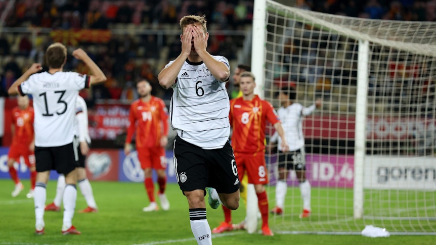 Joshua Kimmich hält sich nach einer der vielen vergebenen deutschen Chancen im Spiel bei Nordmazedonien die Hände vors Gesicht