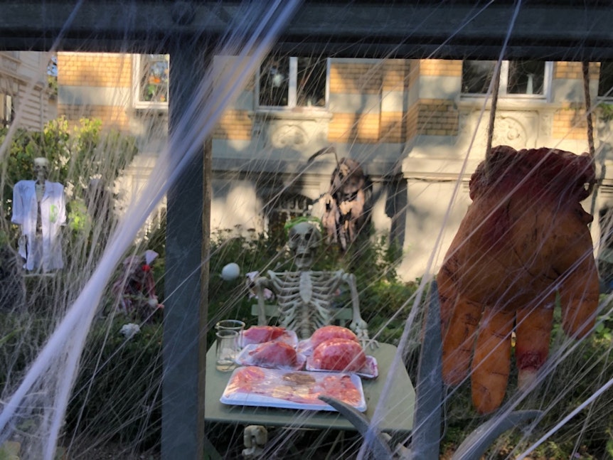 Halloween-Deko in einer Hauseinfahrt am Kölner Volksgarten