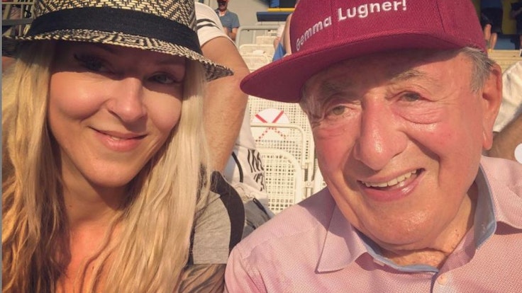 Richard „Mörtel“ Lugner mit seiner Freundin Simone Reiländer auf einem Selfie im Juni 2021.