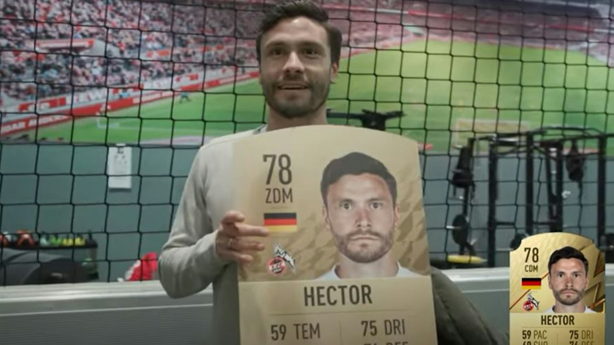 Jonas Hector bekommt seine FIFA-22-Karte überreicht.