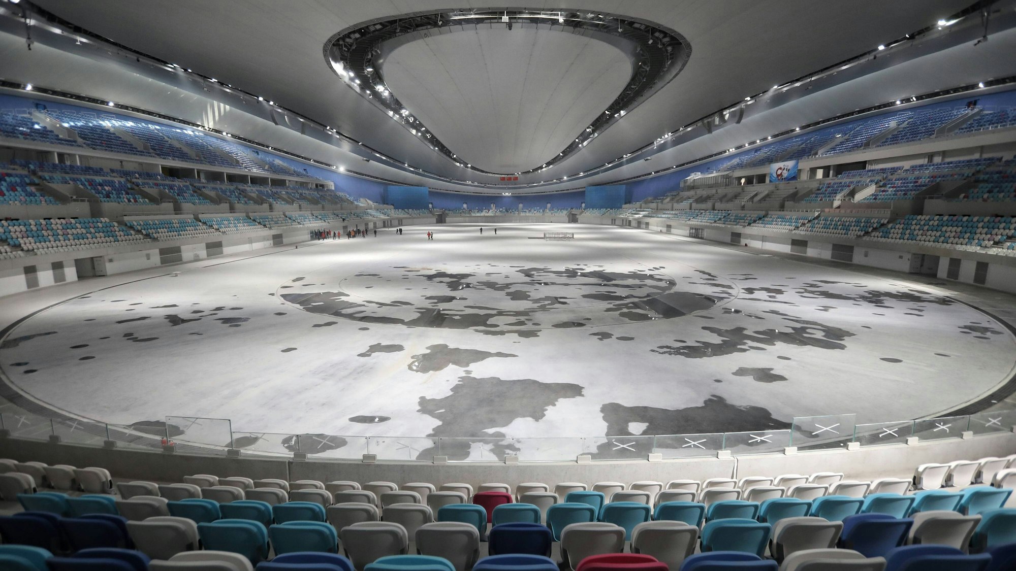 Einblick in die neugebaute Eisschnelllauf-Arena Ice Ribbon in Peking