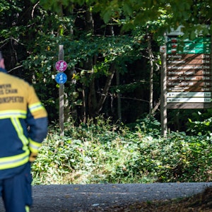 Bayern, Waldmünchen: Ein Feuerwehrmann steht an einem Wanderweg.