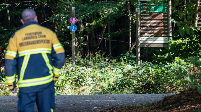 Bayern, Waldmünchen: Ein Feuerwehrmann steht an einem Wanderweg.