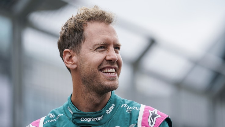 Sebastian Vettel aus Deutschland vom Team Aston Martin lacht während der Vorbereitungen der Formel 1 in Silverstone.