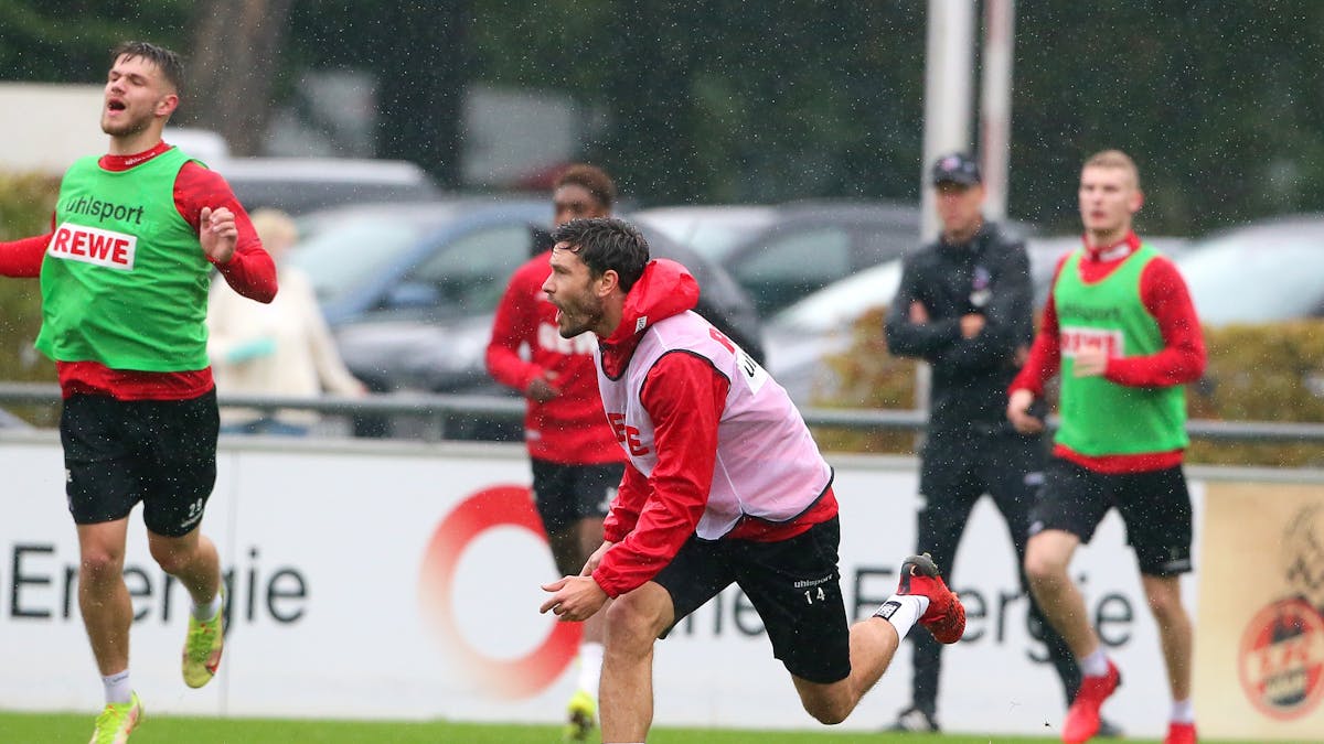 Jonas Hector im Regen im Training, neben ihm läuft Jan Thielmann