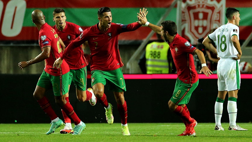 Cristiano Ronaldo (M) von Portugal jubelt nach dem ersten Treffer der portugiesischen Nationalmannschaft.