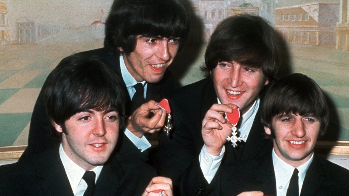 Die britische Popgruppe „The Beatles“ (v.l.) Paul McCartney, George Harrison, John Lennon und Ringo Starr mit den Orden „Member of the Order of the British Empire“ auf einem Foto vom 26. Oktober 1965.&nbsp;