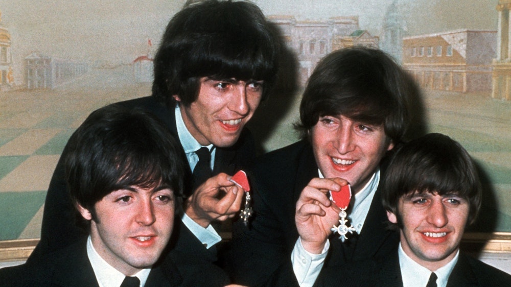 Die britische Popgruppe „The Beatles“ (v.l.) Paul McCartney, George Harrison, John Lennon und Ringo Starr mit den Orden „Member of the Order of the British Empire“ auf einem Foto vom 26. Oktober 1965.