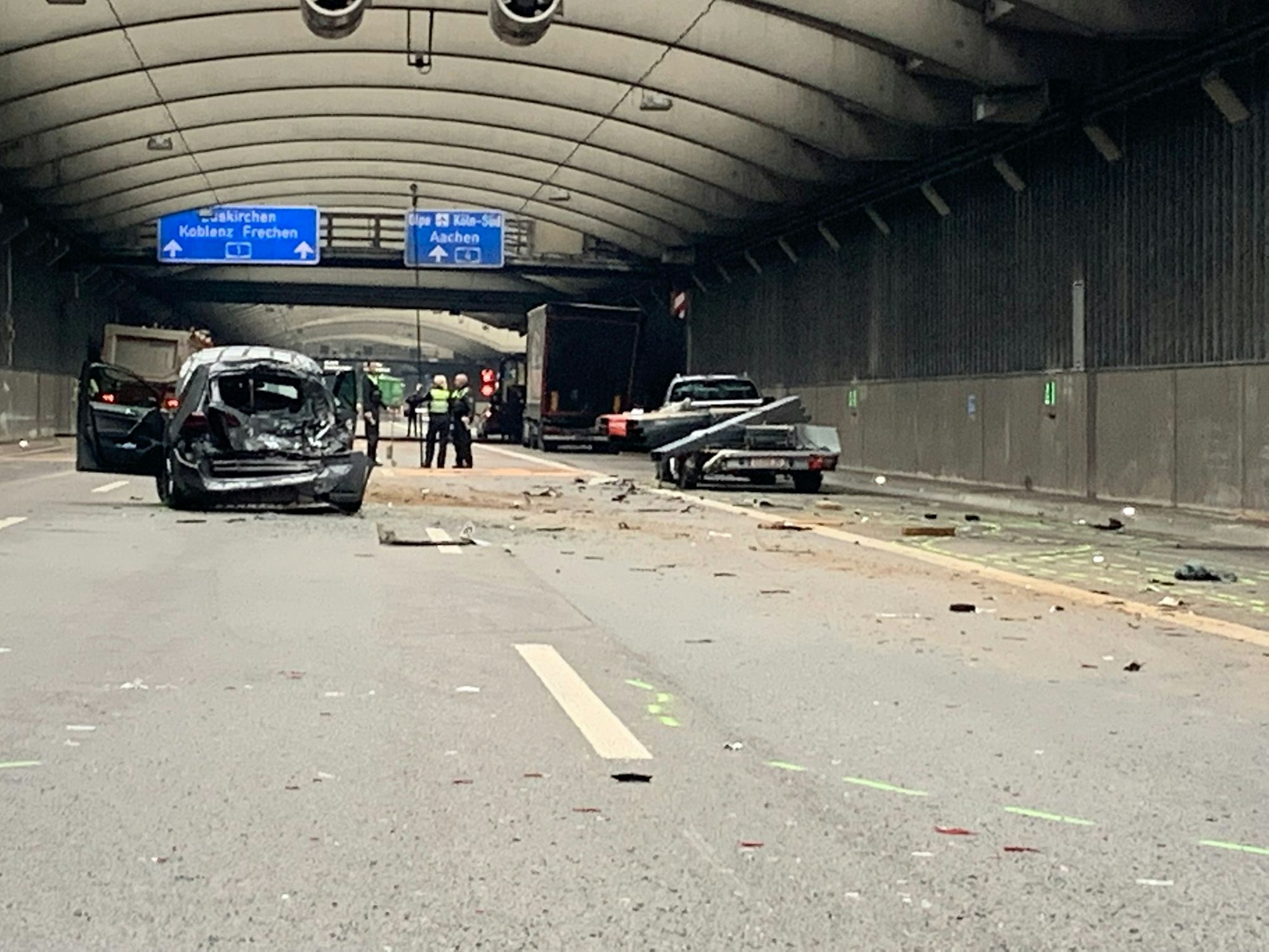Beschädigte Autos liegen nach einem Unfall im Lövenicher Tunnel