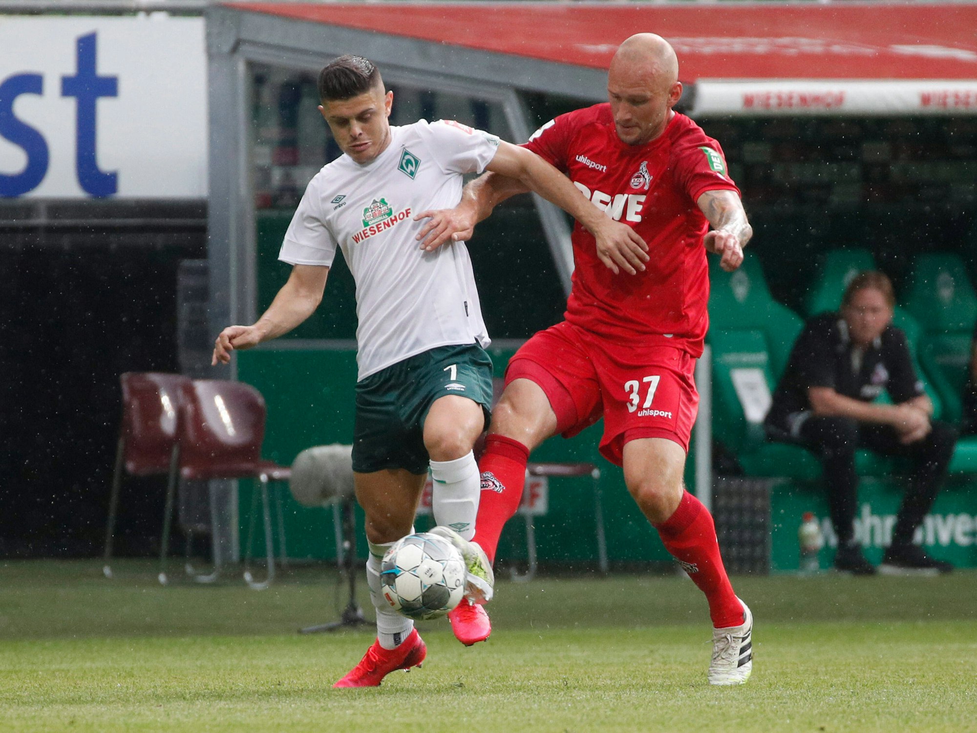 Toni Leistner für den 1. FC Köln und Milot Rashica für Werder Bremen liefern sich einen Zweikampf um den Ball.