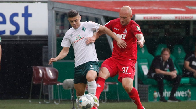 Toni Leistner für den 1. FC Köln und Milot Rashica für Werder Bremen liefern sich einen Zweikampf um den Ball.