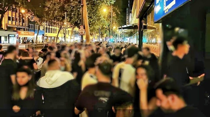 Menschen stehen vor dem Kölner Studentenclub Das Ding