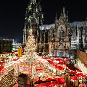 Der Kölner Weihnachtsmarkt auf dem Roncalliplatz vor dem Dom.