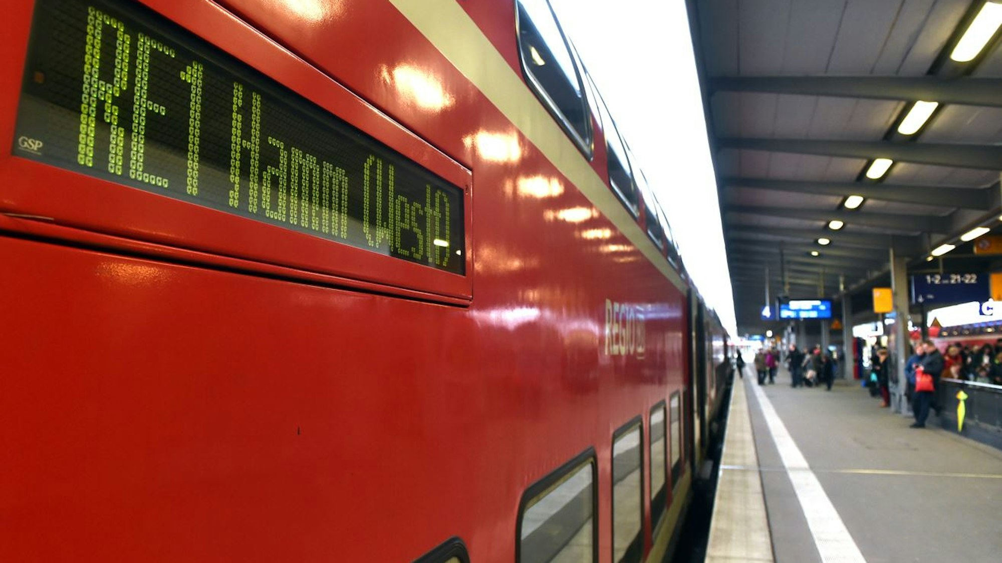 Ein Nahverkehrszug RE1 steht im Bahnhof.