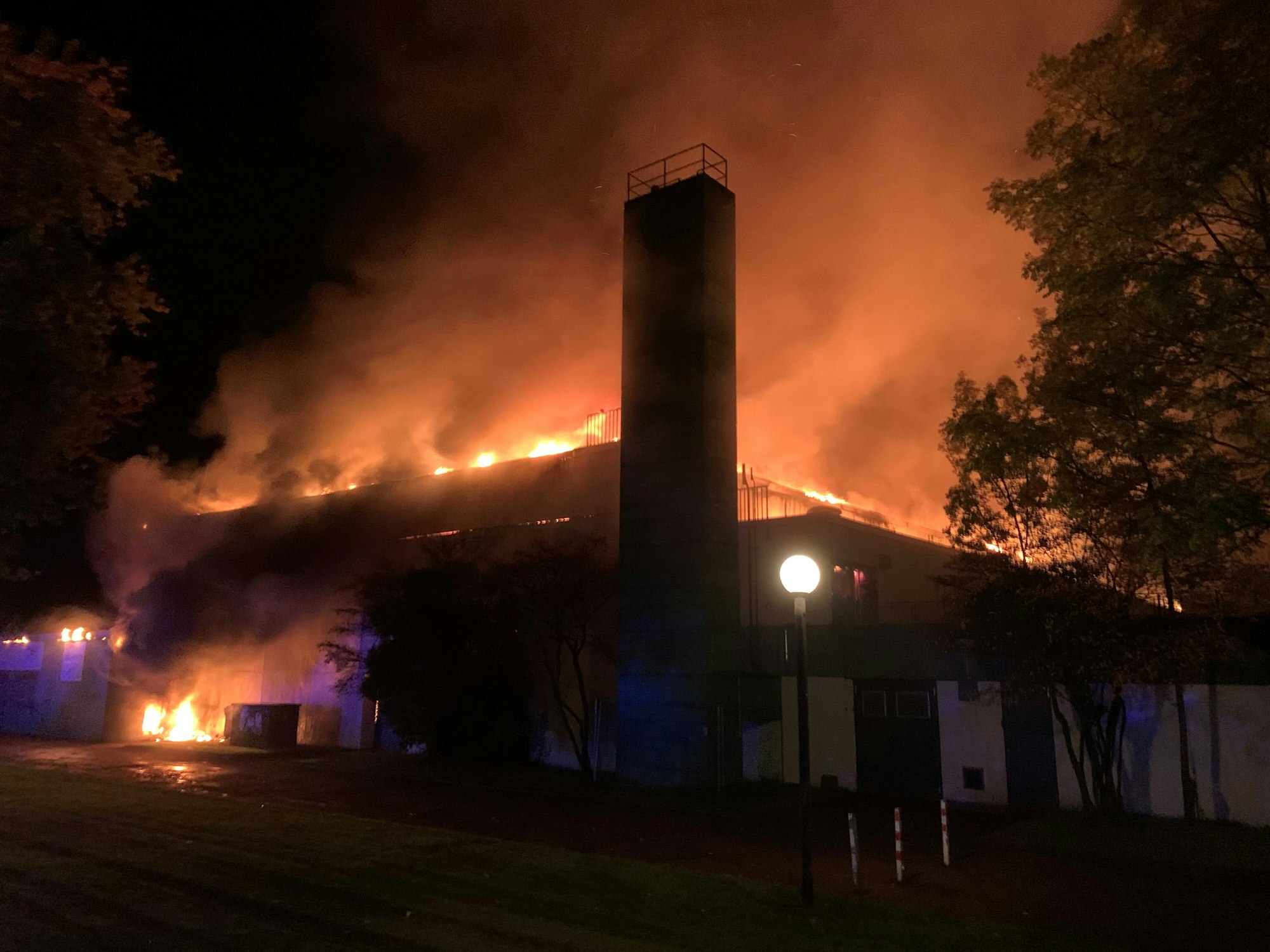 Gladbeck: Eine Sporthalle steht in Flammen. Die Feuerwehr ist seit den frühen Morgenstunden im Dauereinsatz.