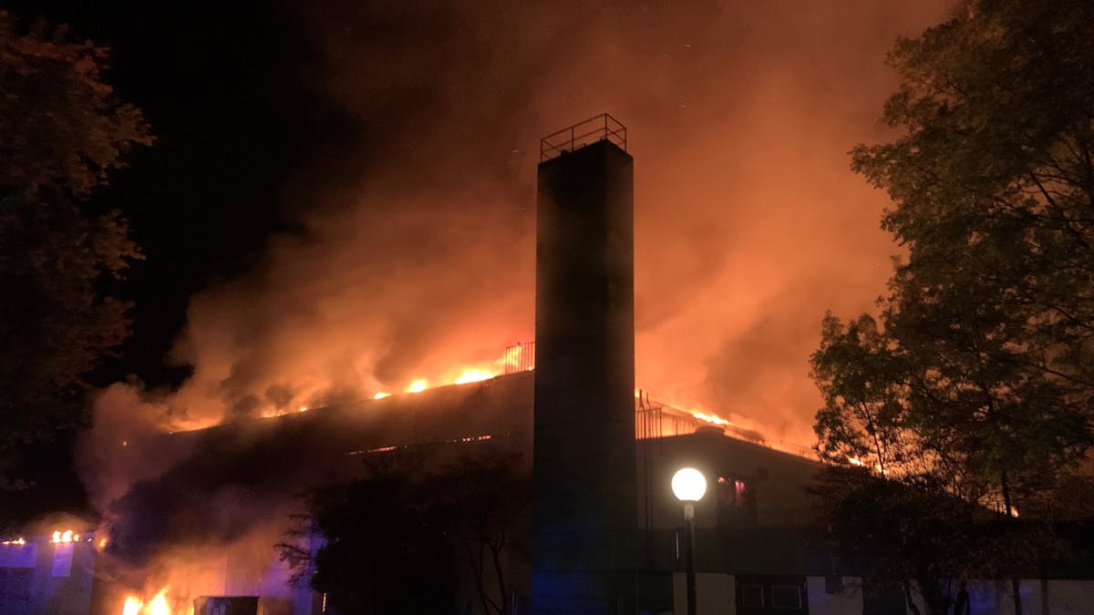 Gladbeck: Eine Sporthalle steht in Flammen. Die Feuerwehr ist seit den frühen Morgenstunden im Dauereinsatz.&nbsp;