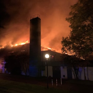 Gladbeck: Eine Sporthalle steht in Flammen. Die Feuerwehr ist seit den frühen Morgenstunden im Dauereinsatz.