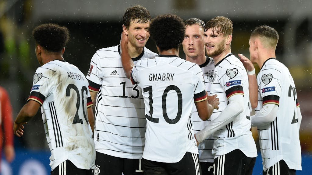 Serge Gnabry und Thomas Müller freuen sich neben Timo Werner und David Raum über ein Tor der deutschen Fußballnationalmannschaft.