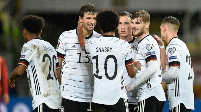 Serge Gnabry und Thomas Müller freuen sich neben Timo Werner und David Raum über ein Tor der deutschen Fußballnationalmannschaft.