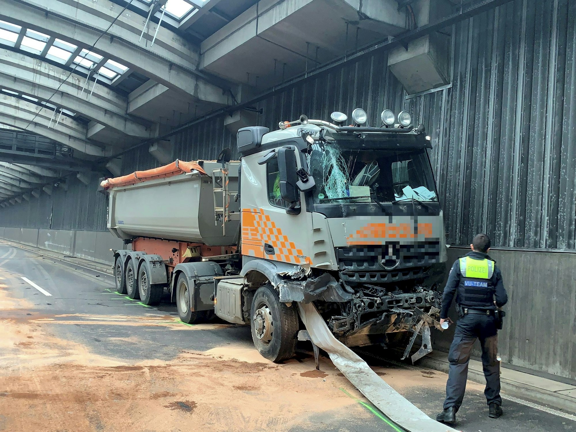 Ein beschädigter Lastwagen im Autobahntunnel in Köln.