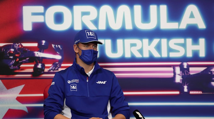 Mick Schumacher bei einer Pressekonferenz vor dem Rennen in der Türkei.