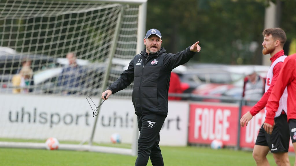 Steffen Baumgart trainiert den 1. FC Köln um Salih Özcan.