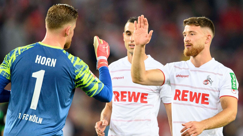 Salih Özcan jubelt für den 1. FC Köln gegen Greuther Fürth mit Timo Horn und Ellyes Skhiri.
