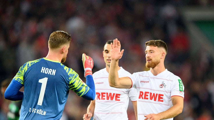 Salih Özcan jubelt für den 1. FC Köln gegen Greuther Fürth mit Timo Horn und Ellyes Skhiri.