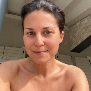 Sat.1 Frühstücksfernseh-Moderatorin Vanessa Blumhagen lächelt auf einem Instagram-Selfie vom 26. September 2021 mit einem tiefen Ausschnitt in die Kamera.