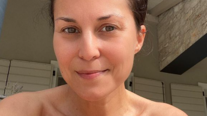 Sat.1 Frühstücksfernseh-Moderatorin Vanessa Blumhagen lächelt auf einem Instagram-Selfie vom 26. September 2021 mit einem tiefen Ausschnitt in die Kamera.